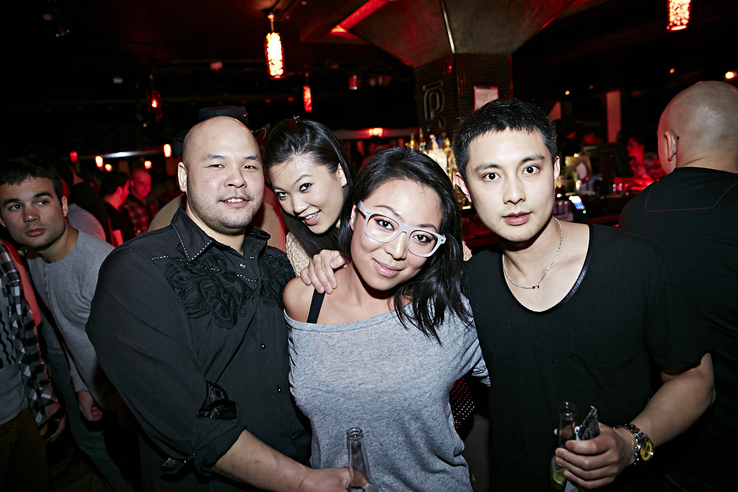 Chapeau de cowboy, Jack Daniel's et bon DJ au «Frisky Fridays» du bar Le Rouge