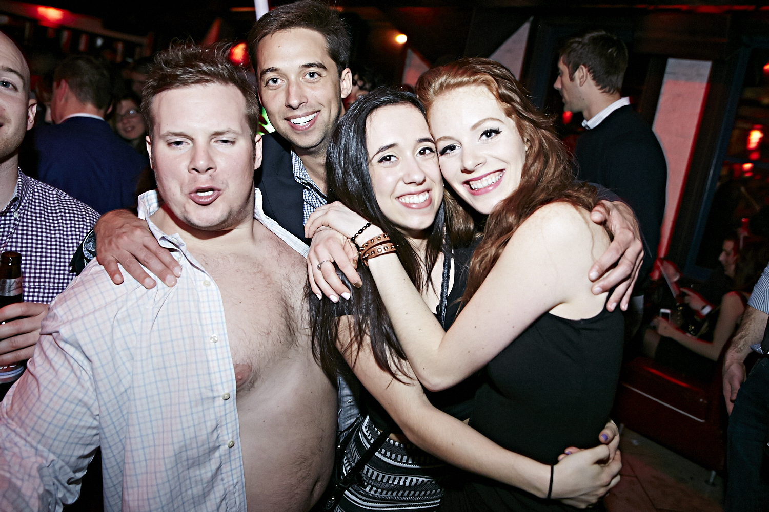 Chapeau de cowboy, Jack Daniel's et bon DJ au «Frisky Fridays» du bar Le Rouge