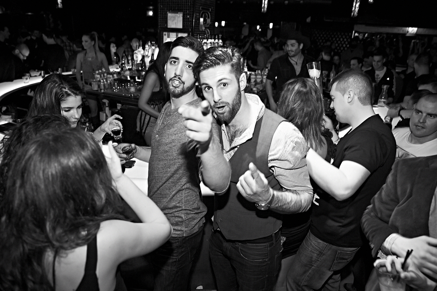 Chapeau de cowboy, Jack Daniel's et bon DJ au «Frisky Fridays» du bar Le Rouge