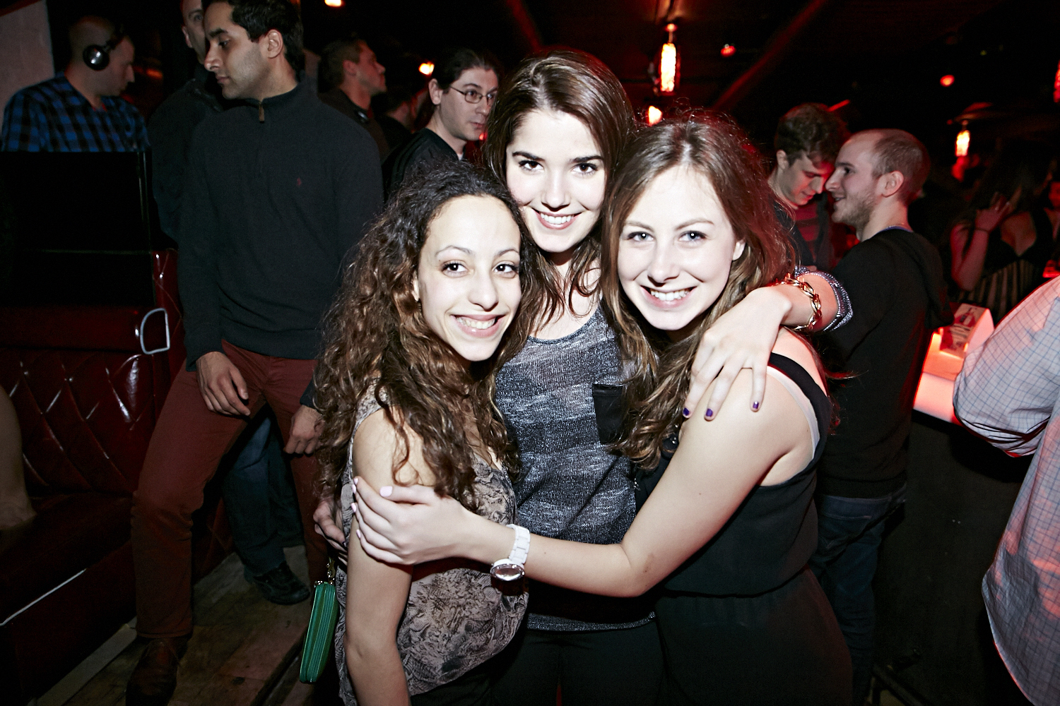 Chapeau de cowboy, Jack Daniel's et bon DJ au «Frisky Fridays» du bar Le Rouge