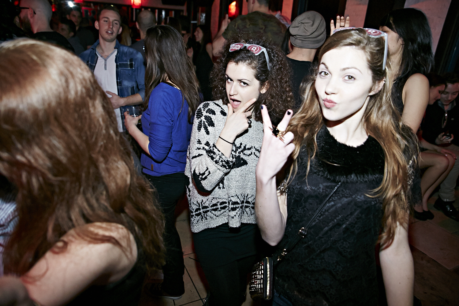 Chapeau de cowboy, Jack Daniel's et bon DJ au «Frisky Fridays» du bar Le Rouge