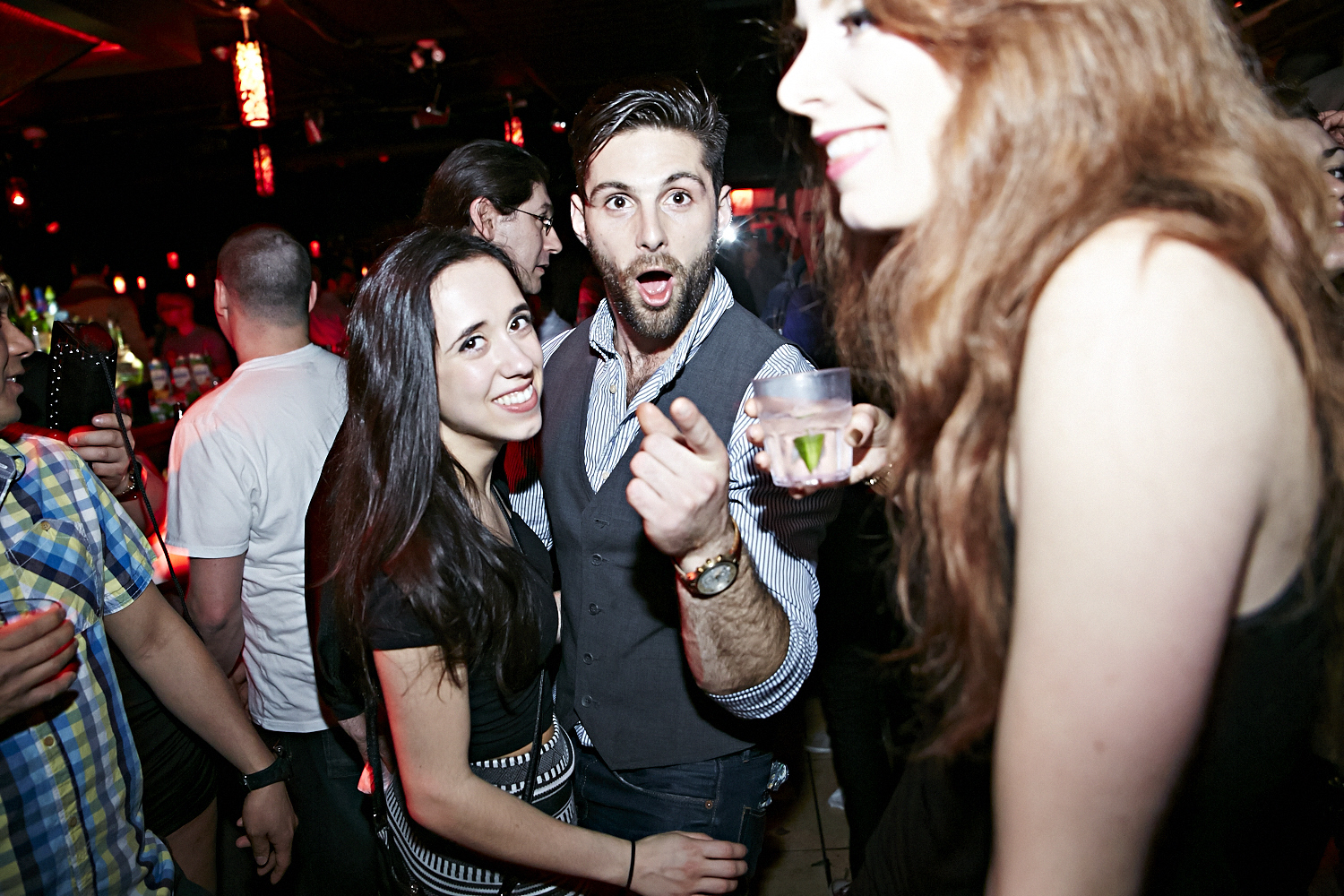 Chapeau de cowboy, Jack Daniel's et bon DJ au «Frisky Fridays» du bar Le Rouge