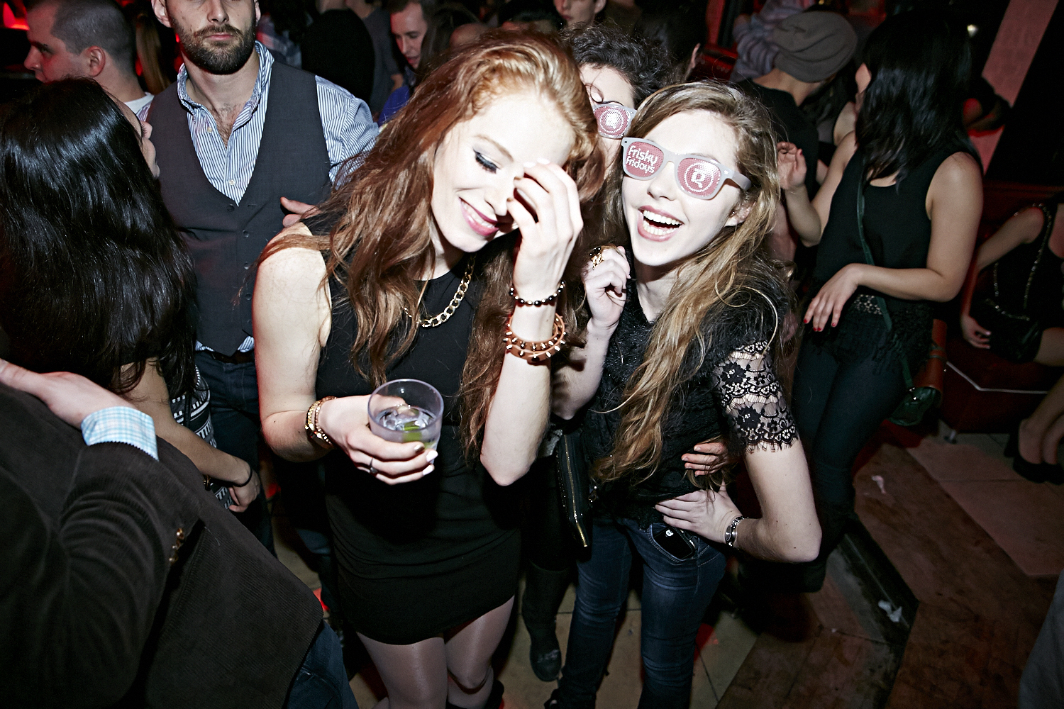 Chapeau de cowboy, Jack Daniel's et bon DJ au «Frisky Fridays» du bar Le Rouge