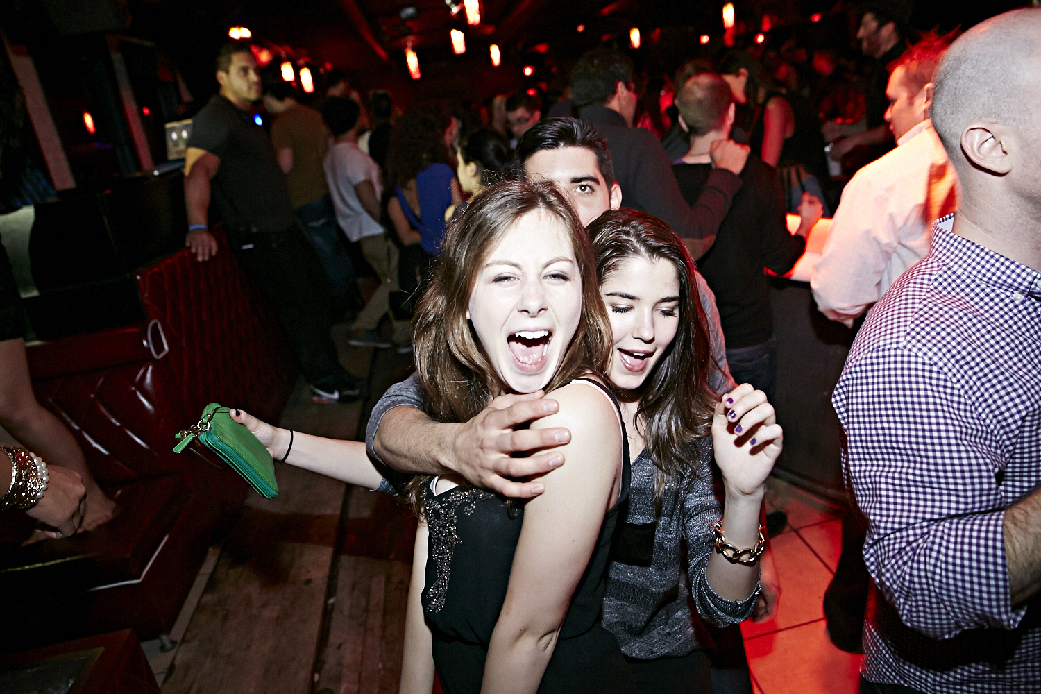 Chapeau de cowboy, Jack Daniel's et bon DJ au «Frisky Fridays» du bar Le Rouge