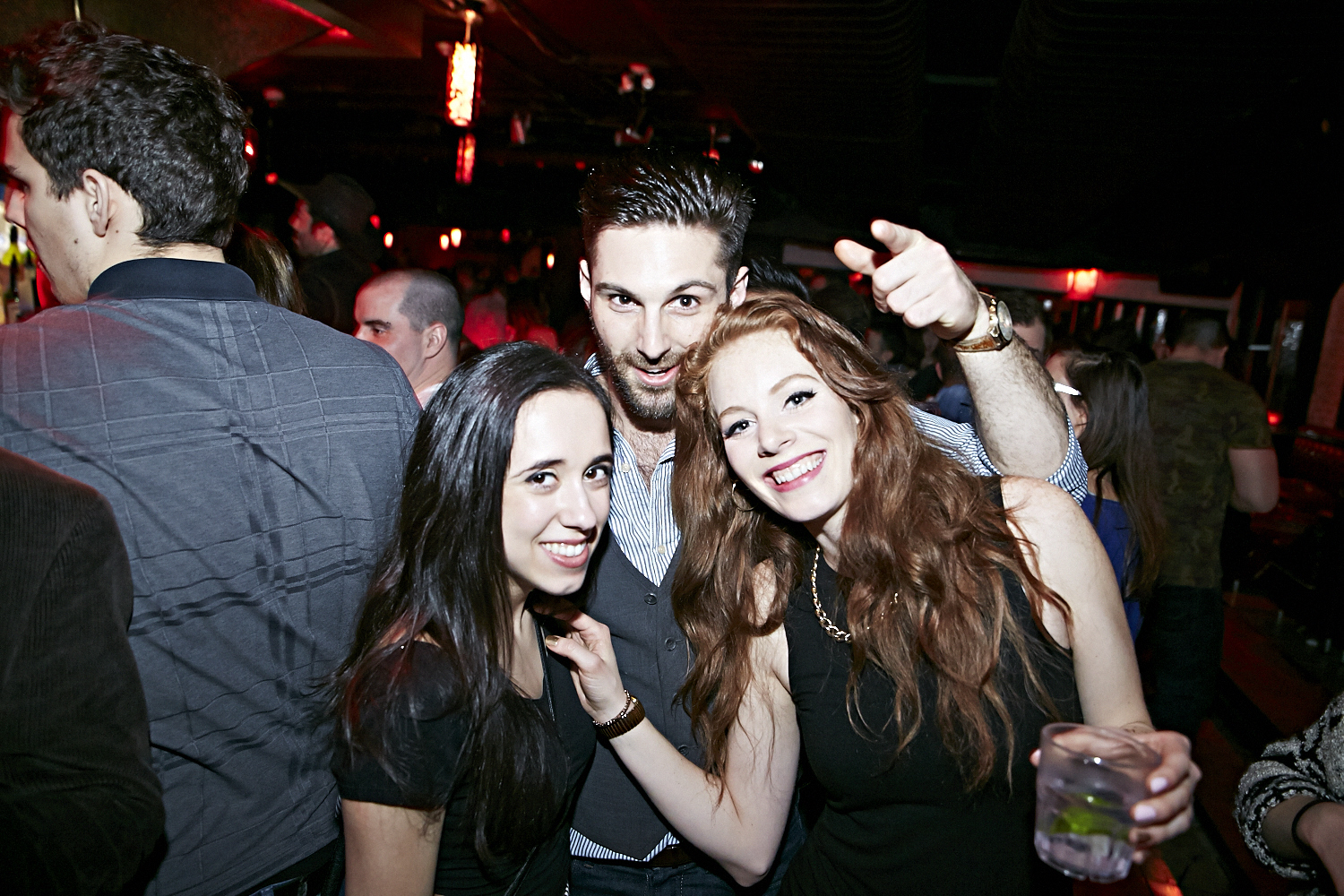 Chapeau de cowboy, Jack Daniel's et bon DJ au «Frisky Fridays» du bar Le Rouge