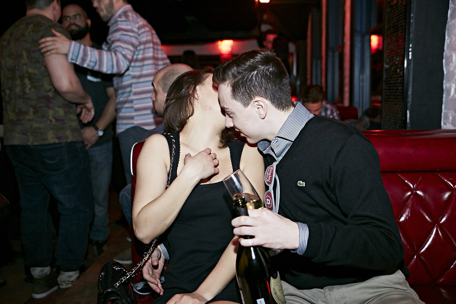 Chapeau de cowboy, Jack Daniel's et bon DJ au «Frisky Fridays» du bar Le Rouge