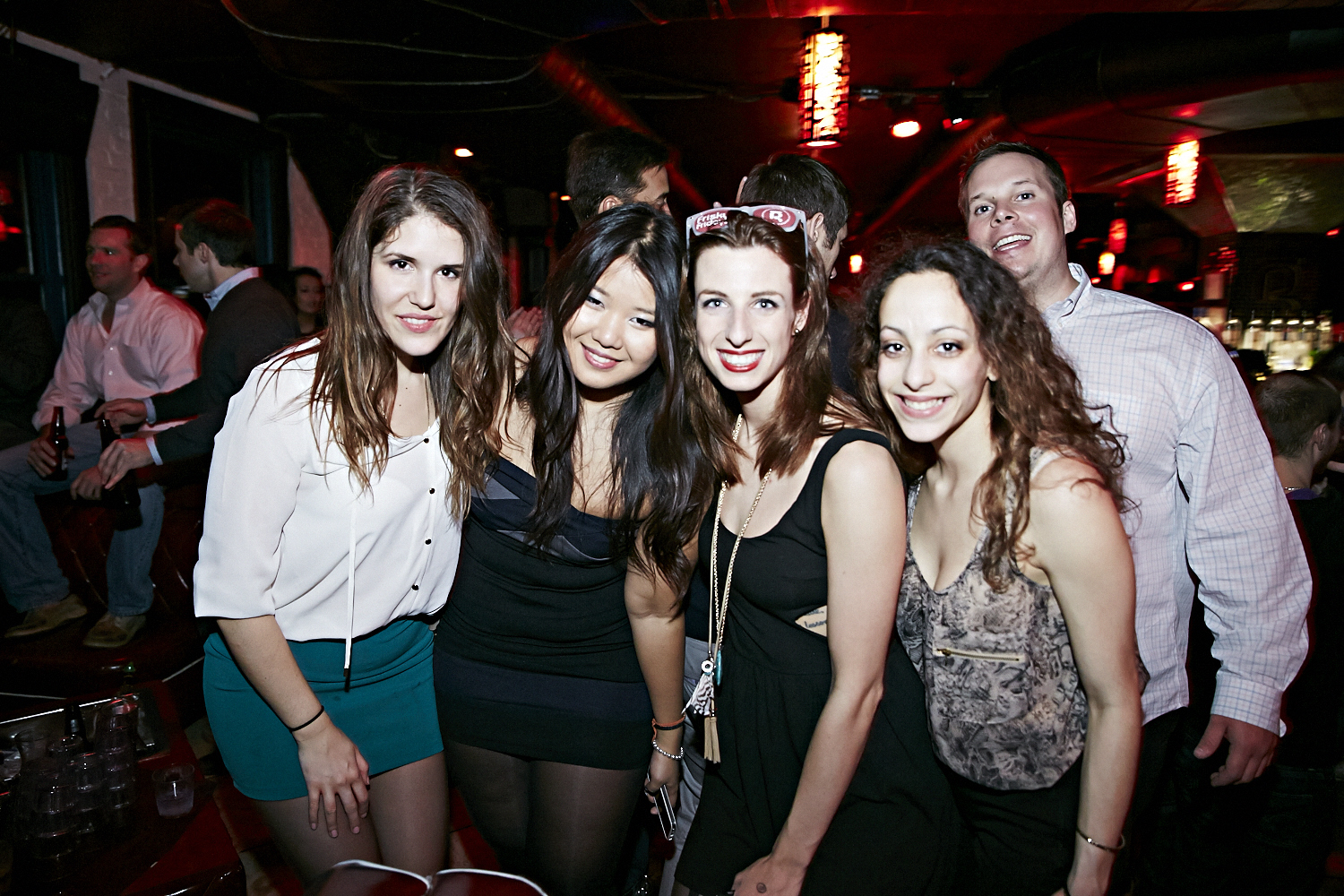 Chapeau de cowboy, Jack Daniel's et bon DJ au «Frisky Fridays» du bar Le Rouge