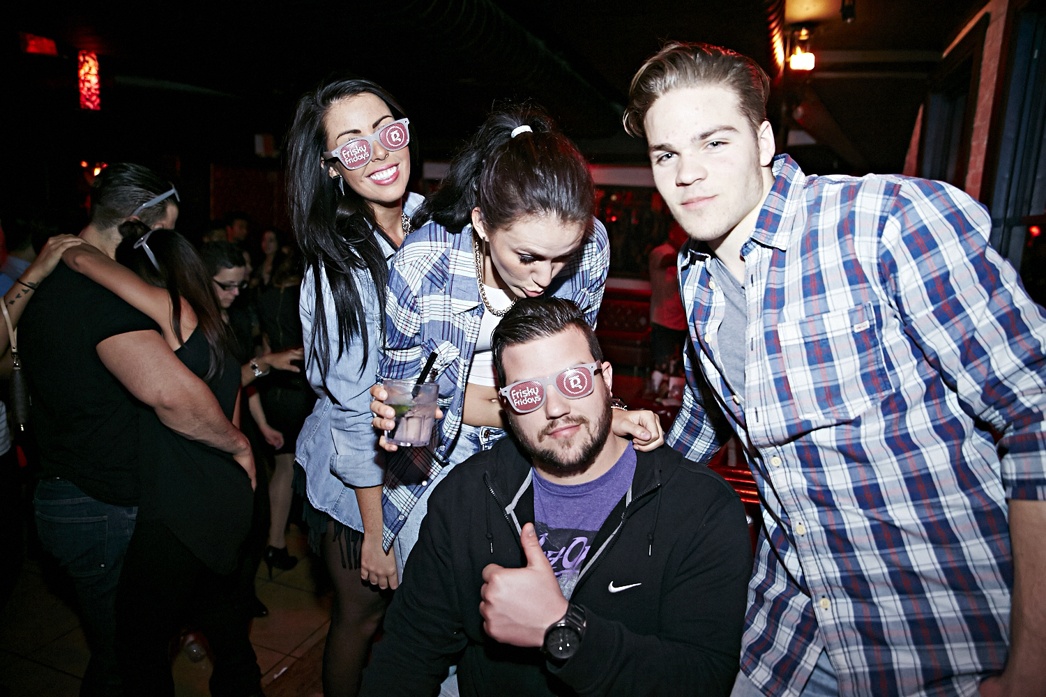 Chapeau de cowboy, Jack Daniel's et bon DJ au «Frisky Fridays» du bar Le Rouge