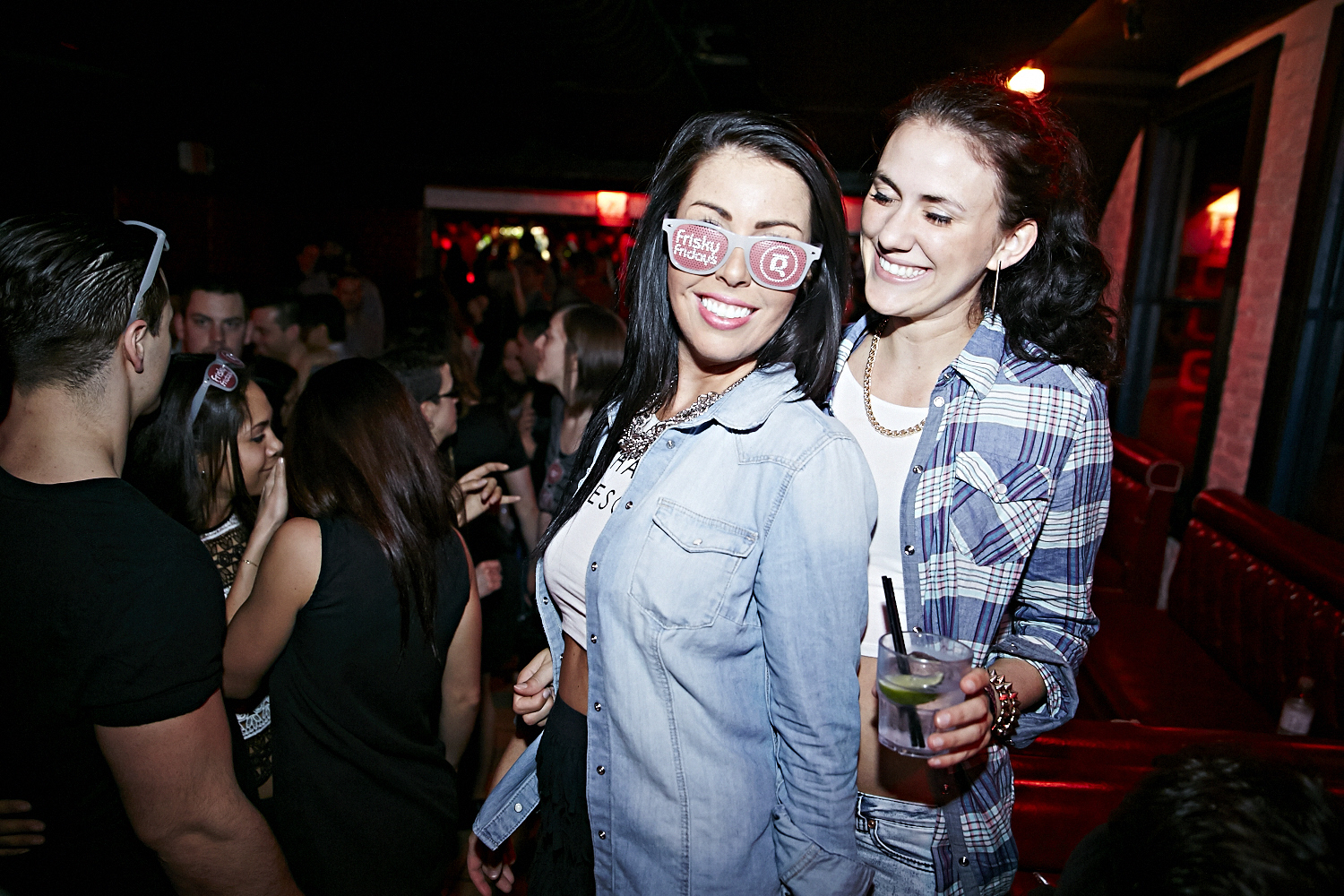 Chapeau de cowboy, Jack Daniel's et bon DJ au «Frisky Fridays» du bar Le Rouge