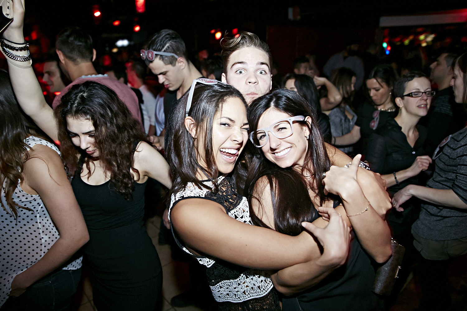 Chapeau de cowboy, Jack Daniel's et bon DJ au «Frisky Fridays» du bar Le Rouge