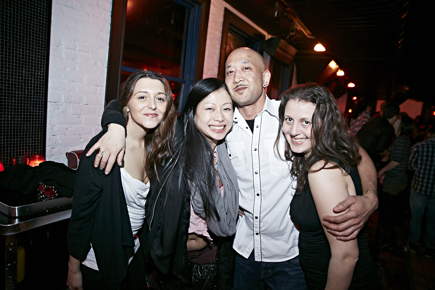 Chapeau de cowboy, Jack Daniel's et bon DJ au «Frisky Fridays» du bar Le Rouge