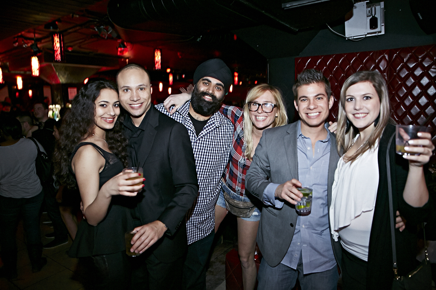 Chapeau de cowboy, Jack Daniel's et bon DJ au «Frisky Fridays» du bar Le Rouge