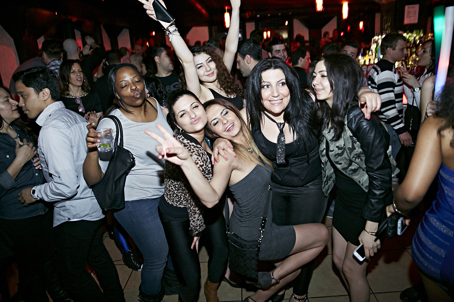 Chapeau de cowboy, Jack Daniel's et bon DJ au «Frisky Fridays» du bar Le Rouge