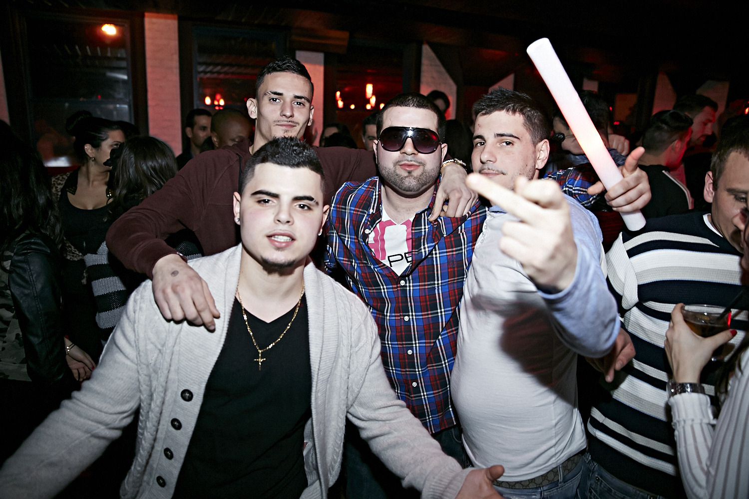 Chapeau de cowboy, Jack Daniel's et bon DJ au «Frisky Fridays» du bar Le Rouge