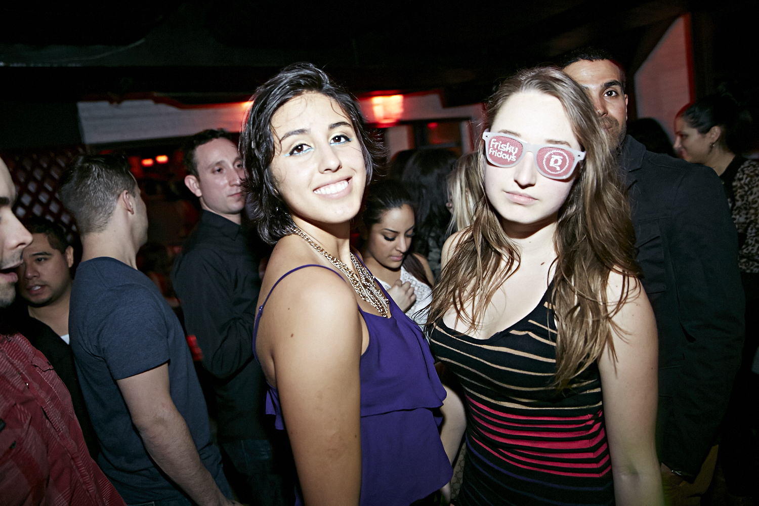 Chapeau de cowboy, Jack Daniel's et bon DJ au «Frisky Fridays» du bar Le Rouge