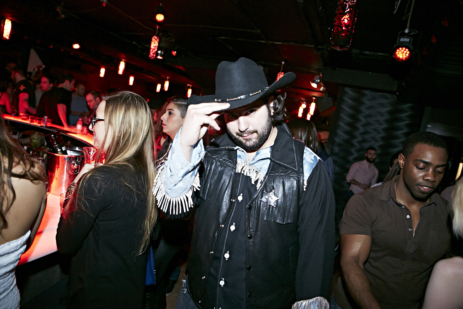 Chapeau de cowboy, Jack Daniel's et bon DJ au «Frisky Fridays» du bar Le Rouge