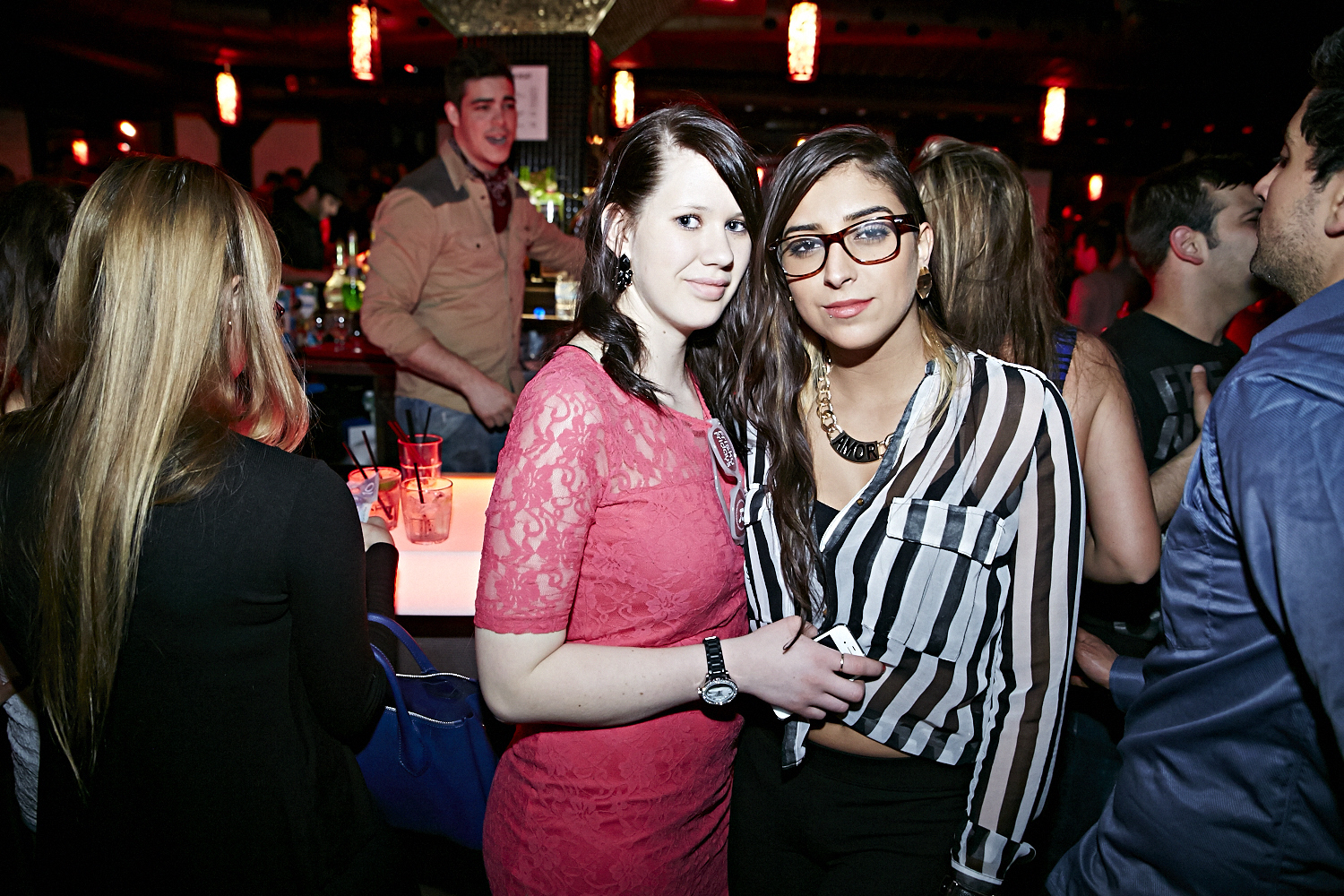 Chapeau de cowboy, Jack Daniel's et bon DJ au «Frisky Fridays» du bar Le Rouge