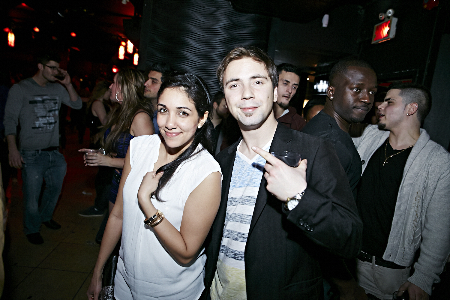 Chapeau de cowboy, Jack Daniel's et bon DJ au «Frisky Fridays» du bar Le Rouge