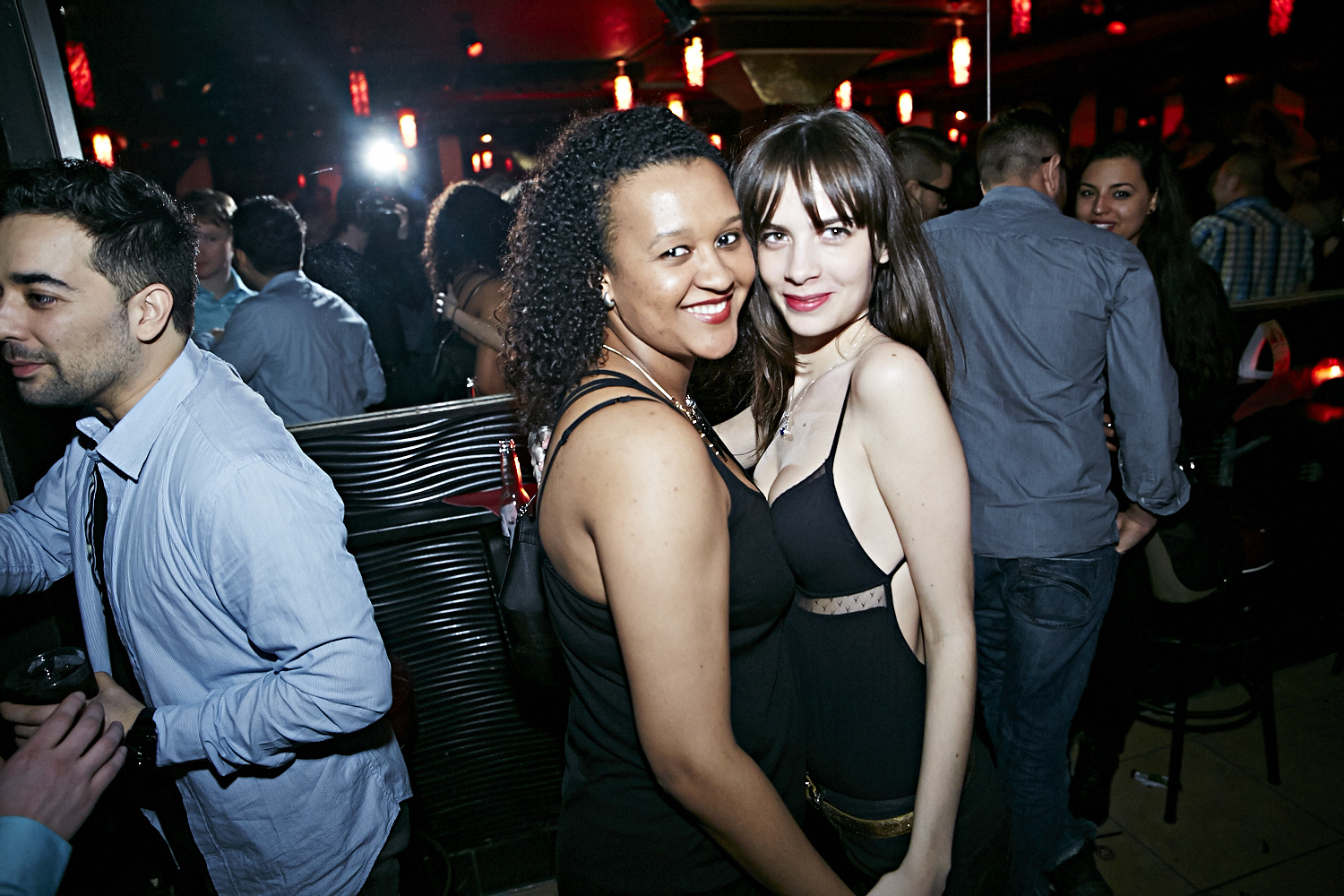 Chapeau de cowboy, Jack Daniel's et bon DJ au «Frisky Fridays» du bar Le Rouge