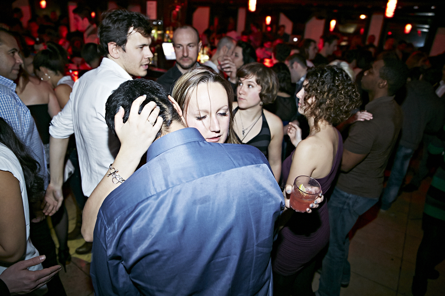 Chapeau de cowboy, Jack Daniel's et bon DJ au «Frisky Fridays» du bar Le Rouge