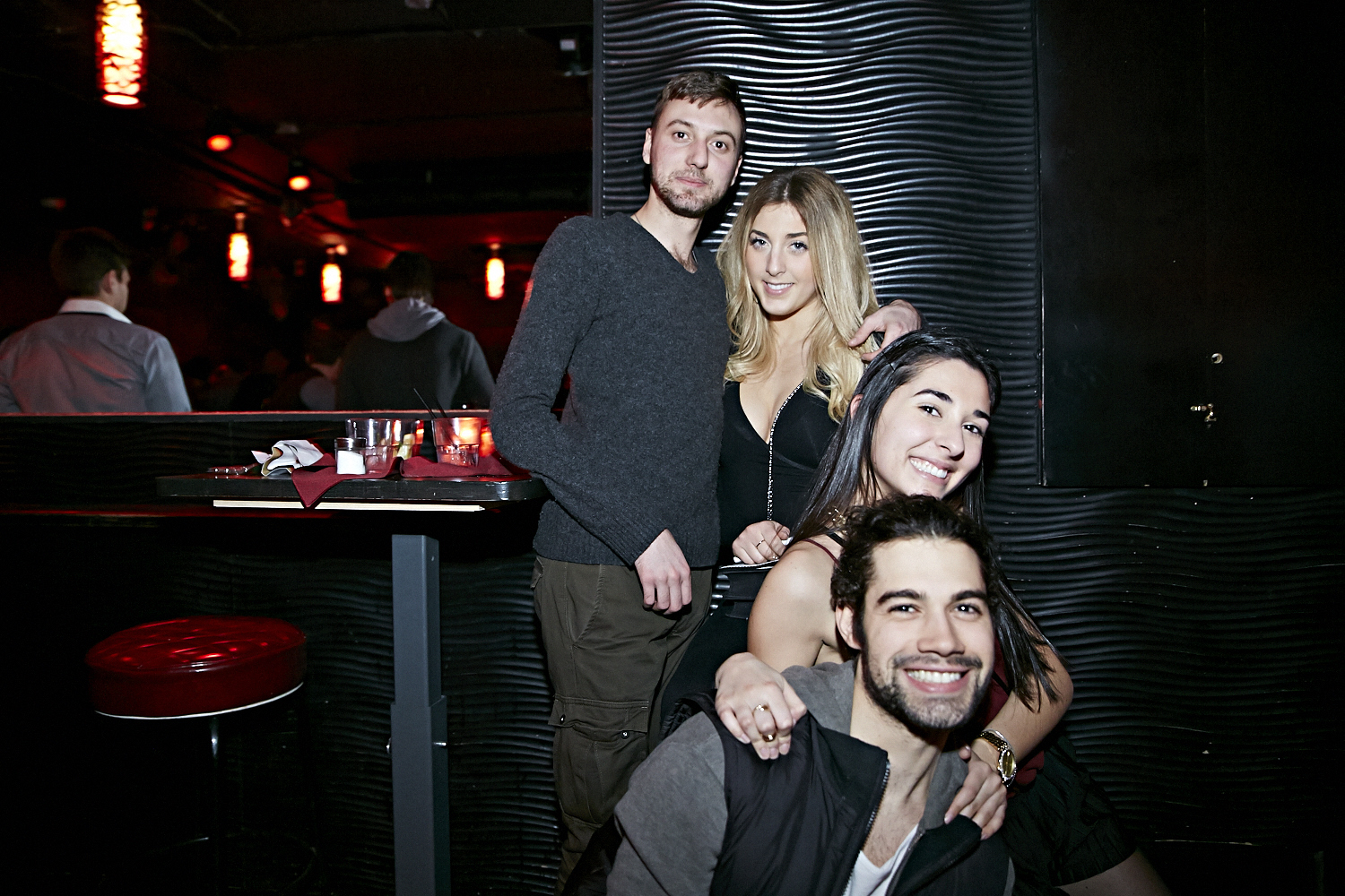 Chapeau de cowboy, Jack Daniel's et bon DJ au «Frisky Fridays» du bar Le Rouge