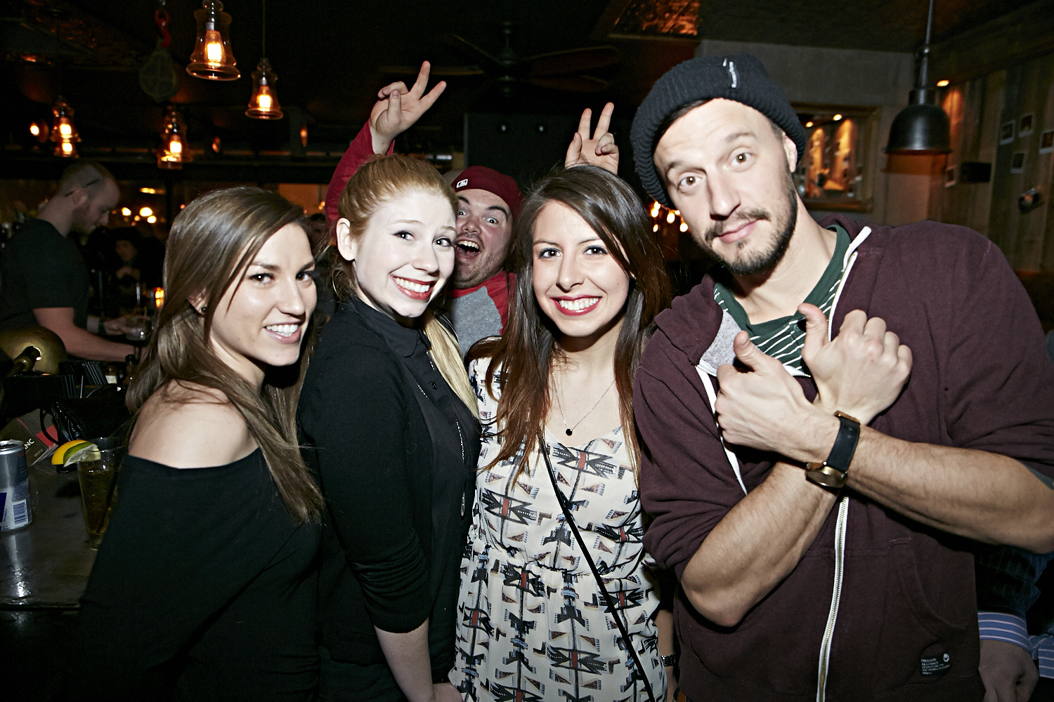 Bières, shooters et short-shorts au bar Le Saint-Édouard pour une soirée bien mystérieuse...