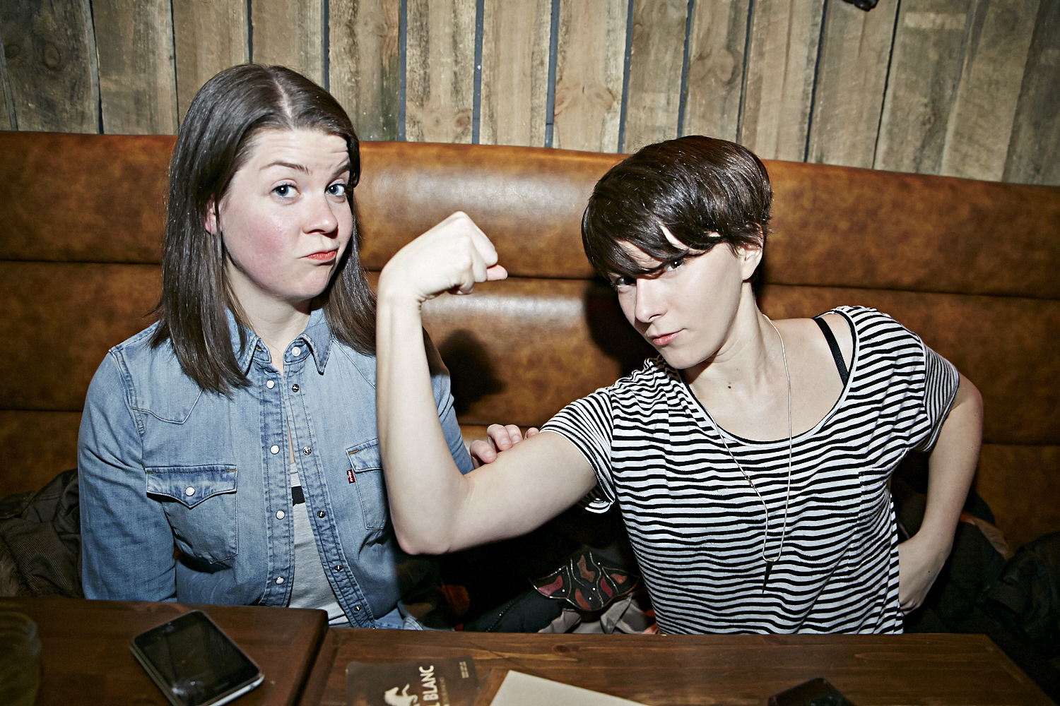 Bières, shooters et short-shorts au bar Le Saint-Édouard pour une soirée bien mystérieuse...