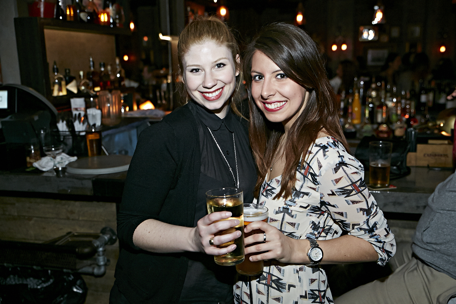 Bières, shooters et short-shorts au bar Le Saint-Édouard pour une soirée bien mystérieuse...