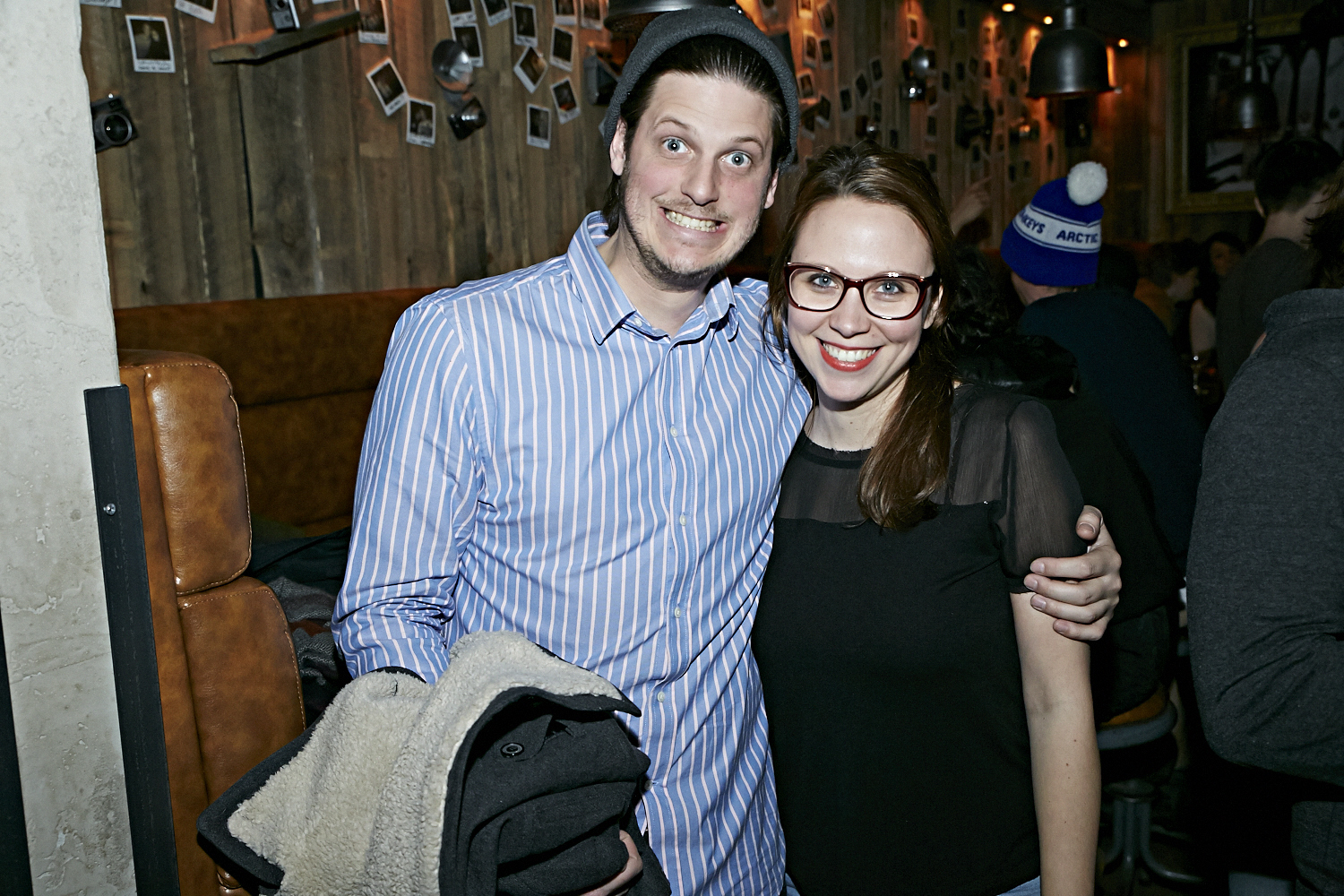 Bières, shooters et short-shorts au bar Le Saint-Édouard pour une soirée bien mystérieuse...