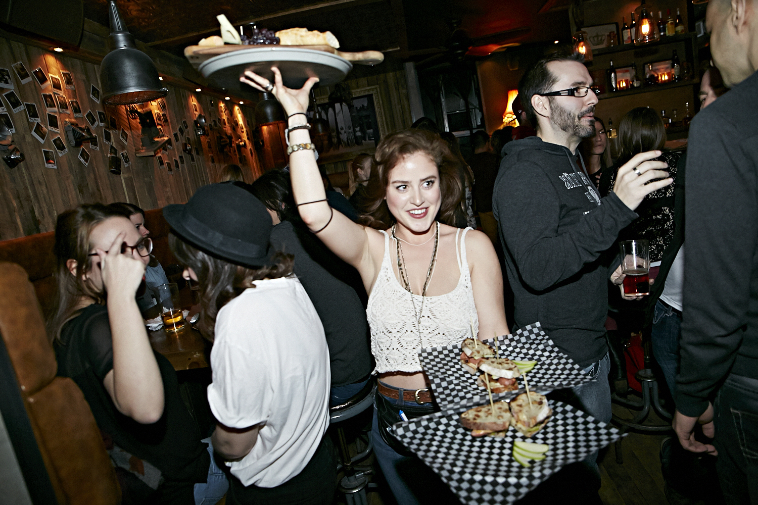 Bières, shooters et short-shorts au bar Le Saint-Édouard pour une soirée bien mystérieuse...
