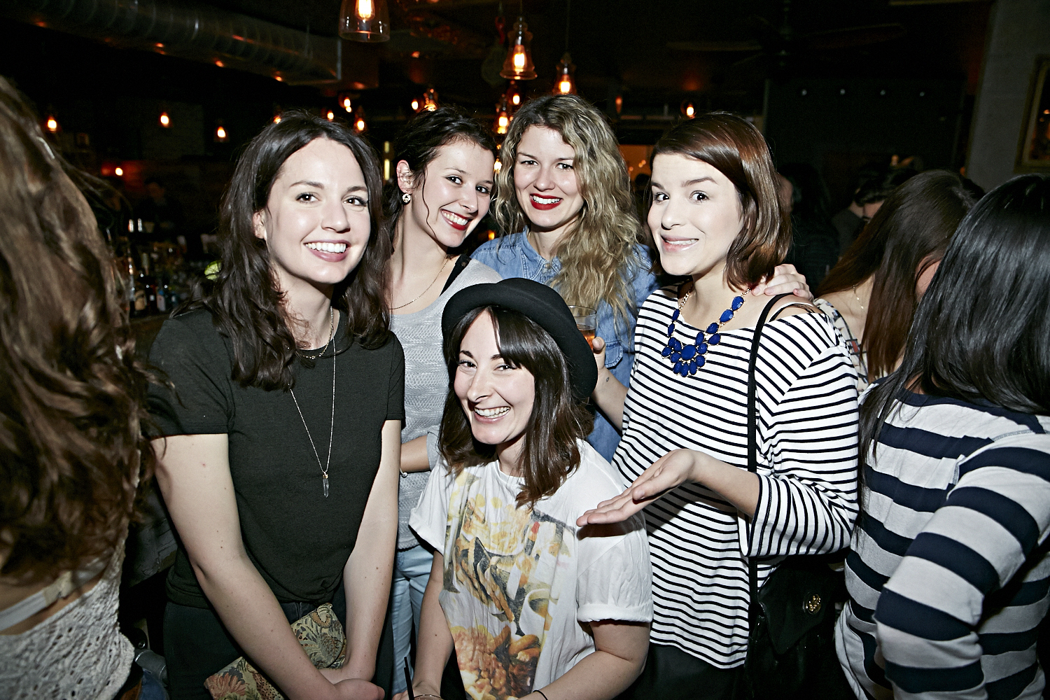 Bières, shooters et short-shorts au bar Le Saint-Édouard pour une soirée bien mystérieuse...