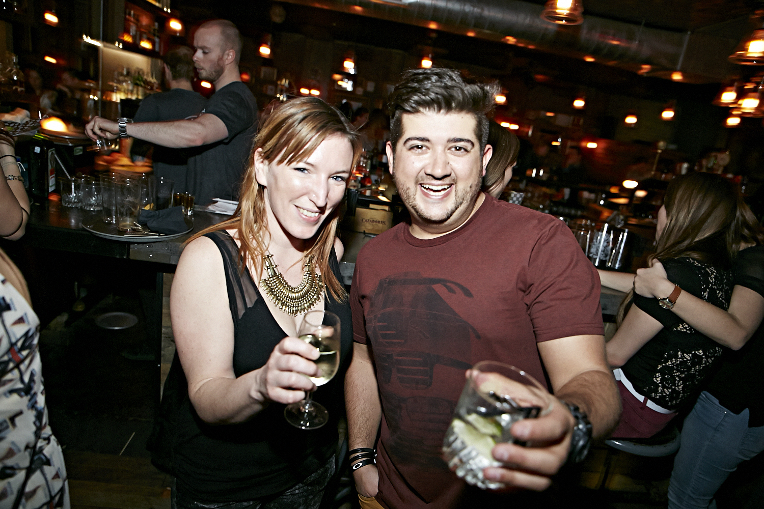 Bières, shooters et short-shorts au bar Le Saint-Édouard pour une soirée bien mystérieuse...