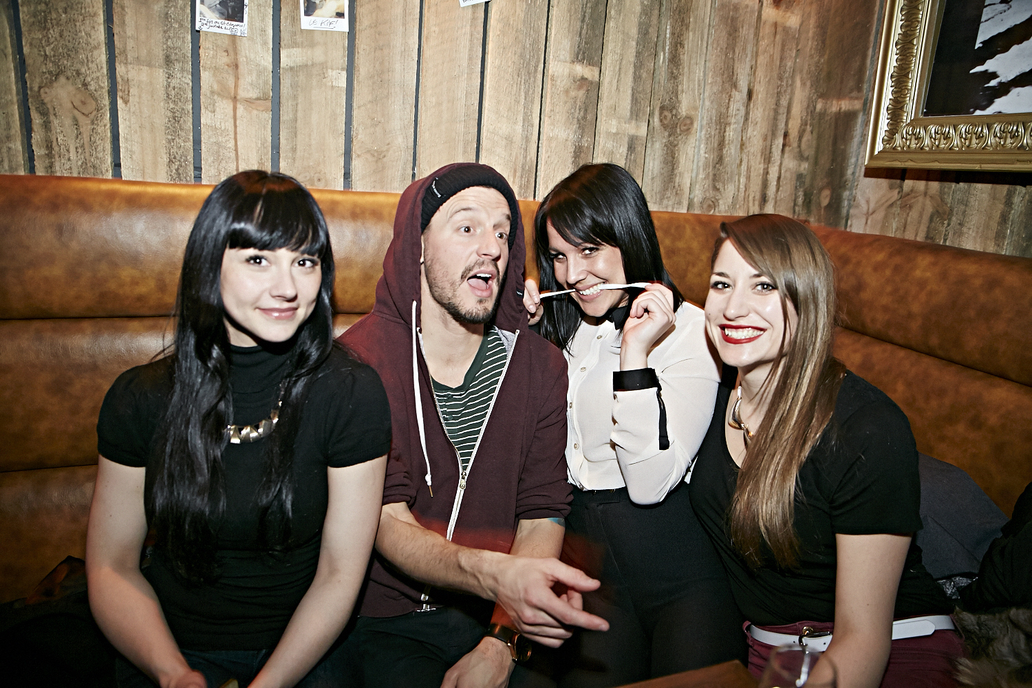 Bières, shooters et short-shorts au bar Le Saint-Édouard pour une soirée bien mystérieuse...