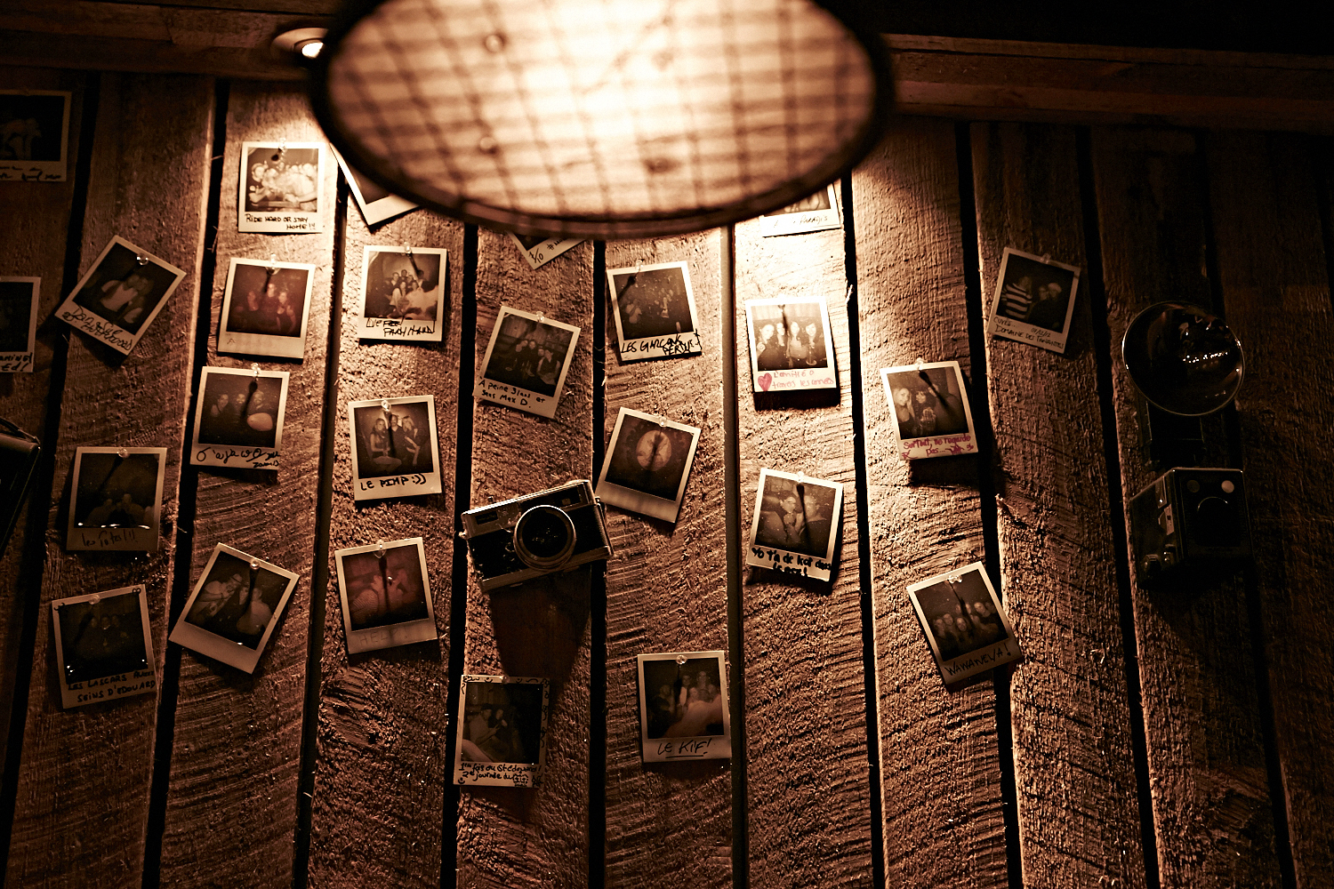 Bières, shooters et short-shorts au bar Le Saint-Édouard pour une soirée bien mystérieuse...