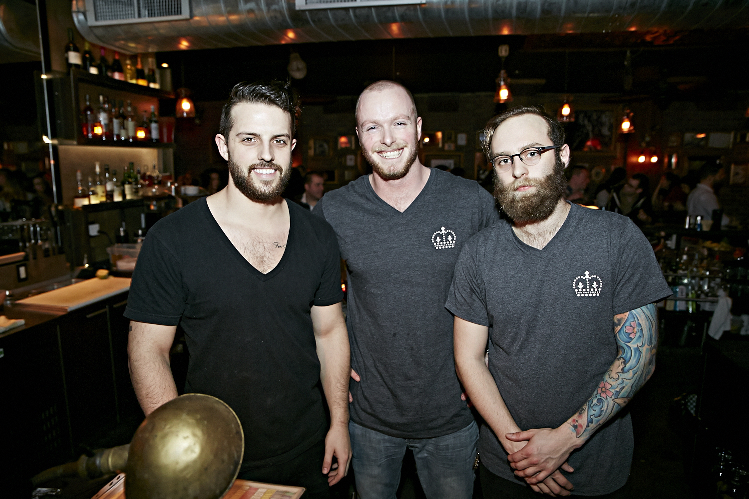 Bières, shooters et short-shorts au bar Le Saint-Édouard pour une soirée bien mystérieuse...