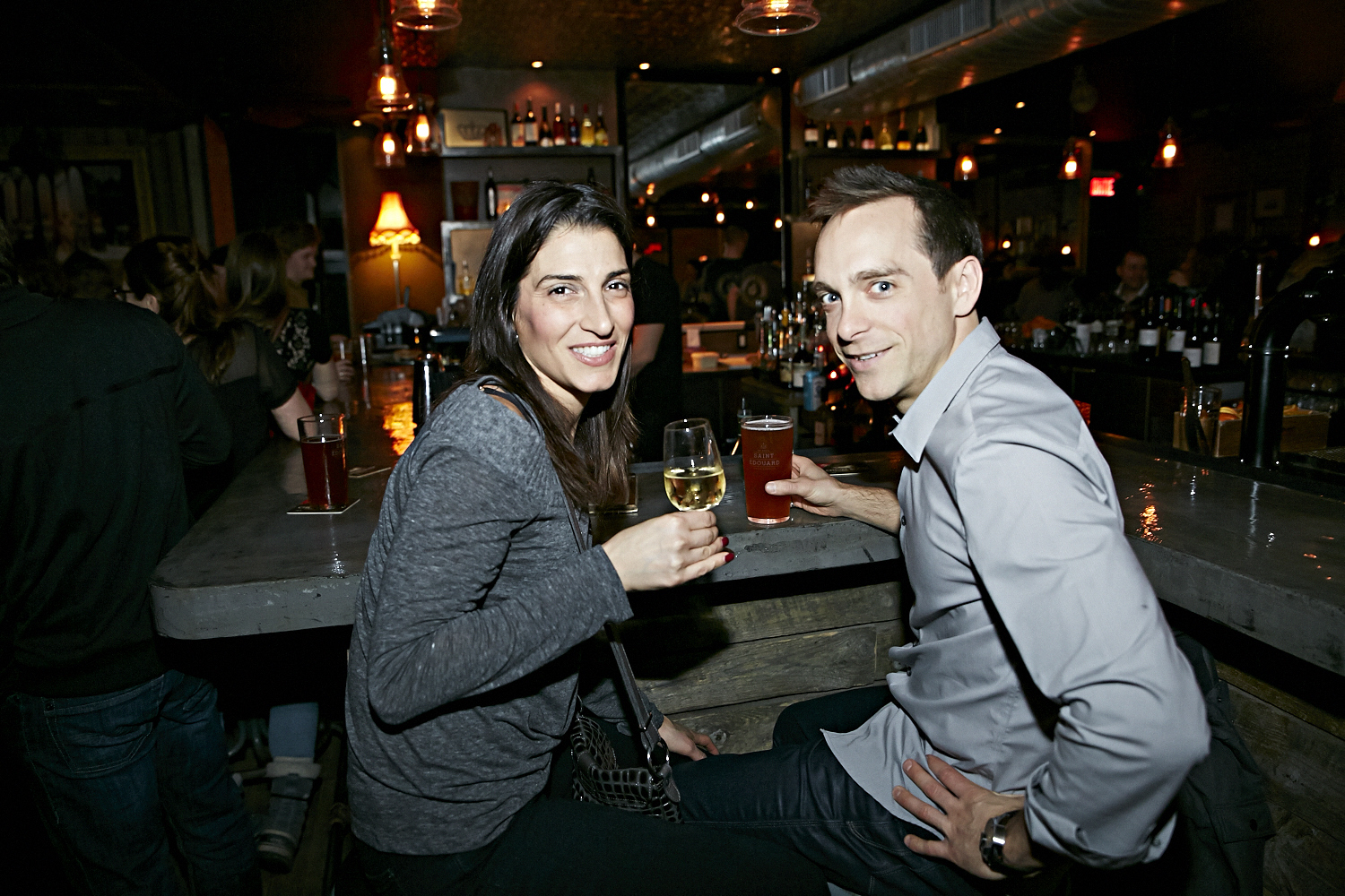 Bières, shooters et short-shorts au bar Le Saint-Édouard pour une soirée bien mystérieuse...