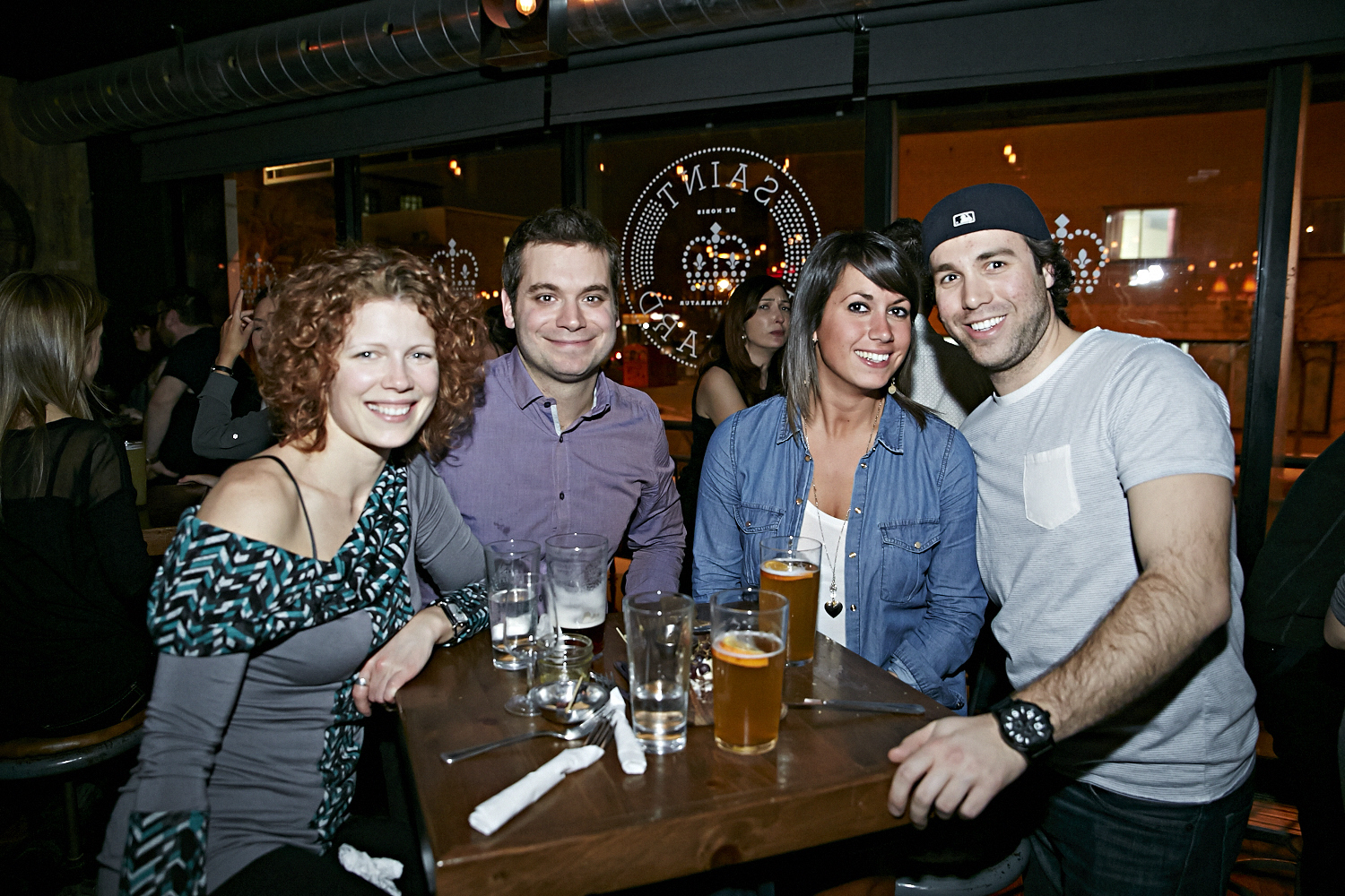 Bières, shooters et short-shorts au bar Le Saint-Édouard pour une soirée bien mystérieuse...