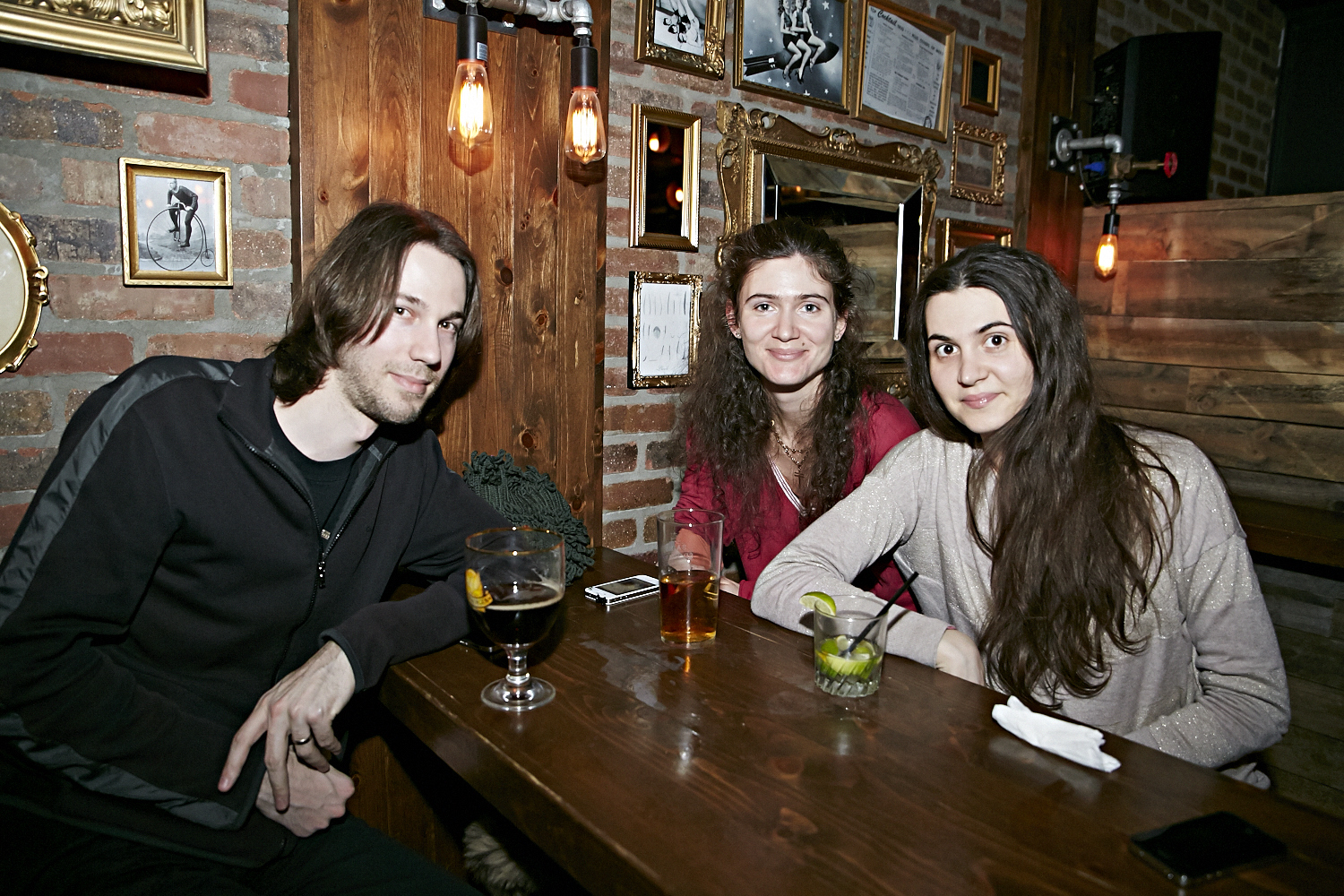 Bières, shooters et short-shorts au bar Le Saint-Édouard pour une soirée bien mystérieuse...