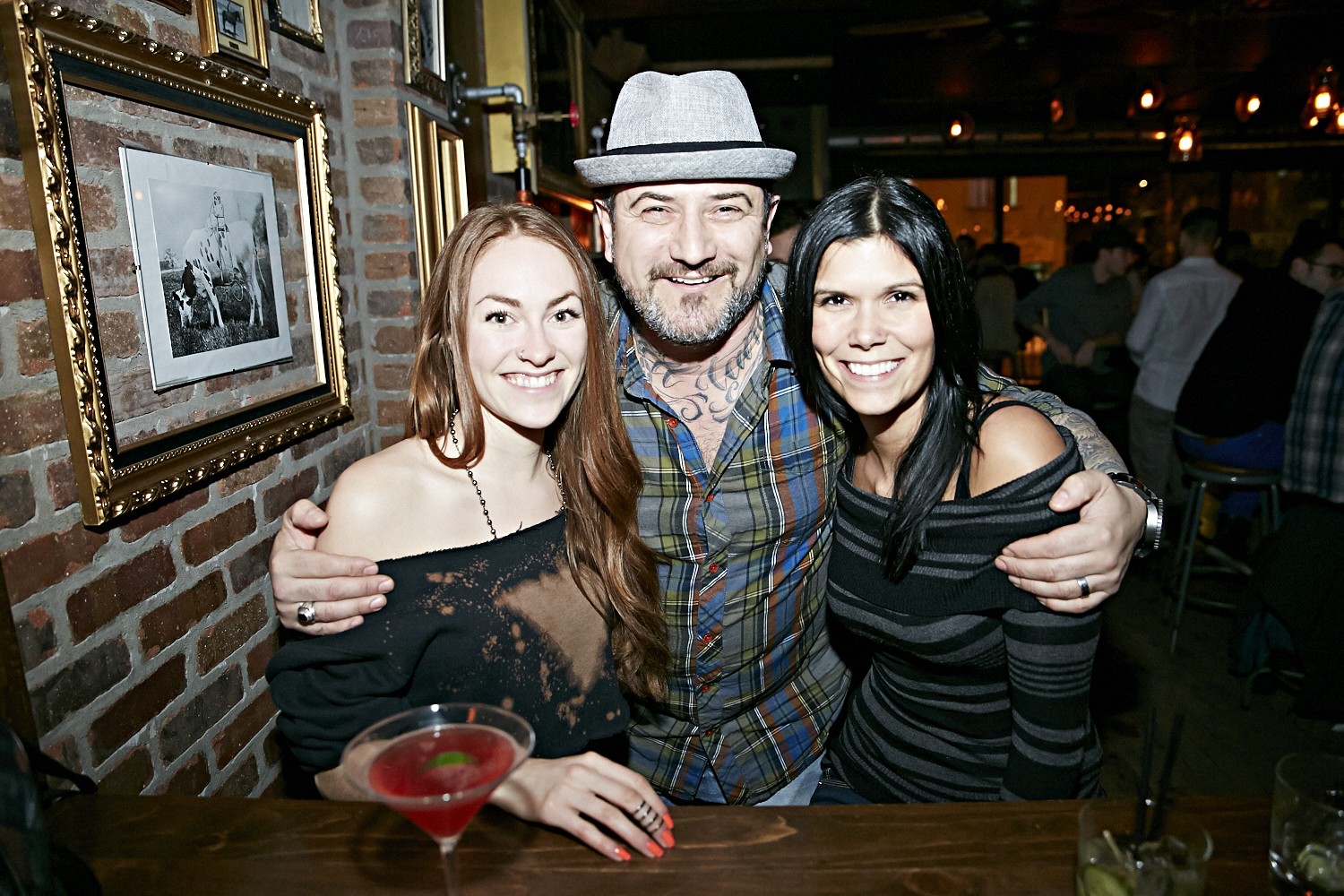 Bières, shooters et short-shorts au bar Le Saint-Édouard pour une soirée bien mystérieuse...
