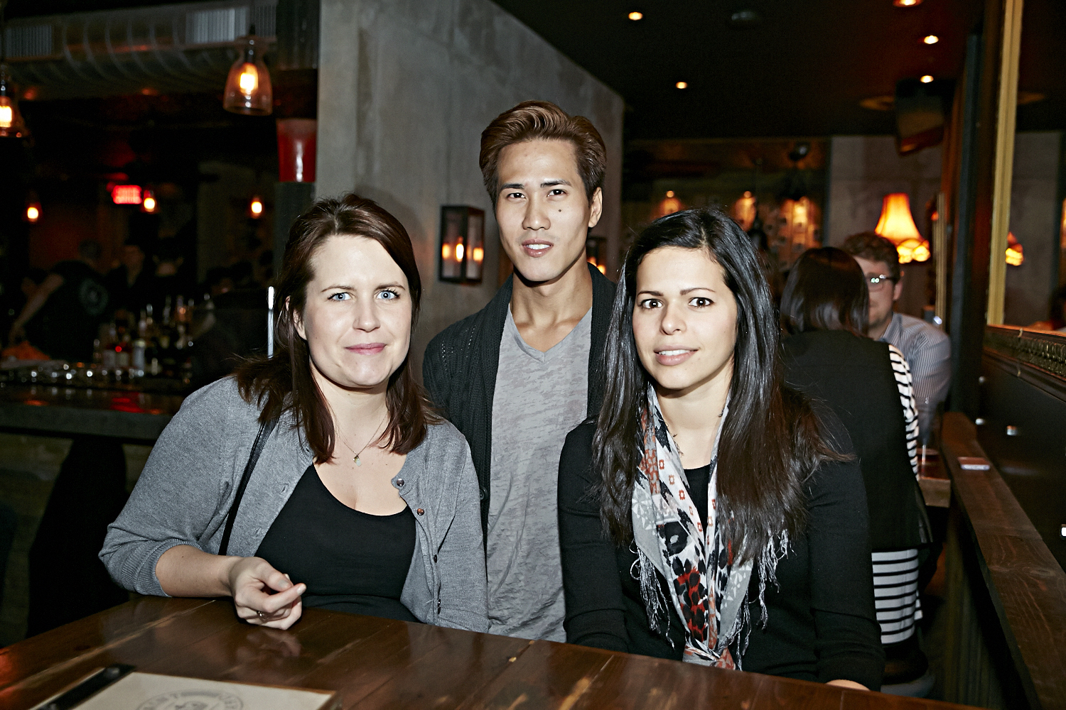 Bières, shooters et short-shorts au bar Le Saint-Édouard pour une soirée bien mystérieuse...