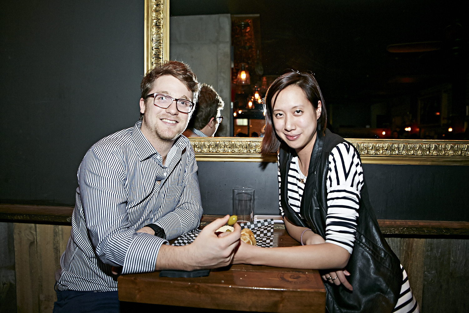 Bières, shooters et short-shorts au bar Le Saint-Édouard pour une soirée bien mystérieuse...