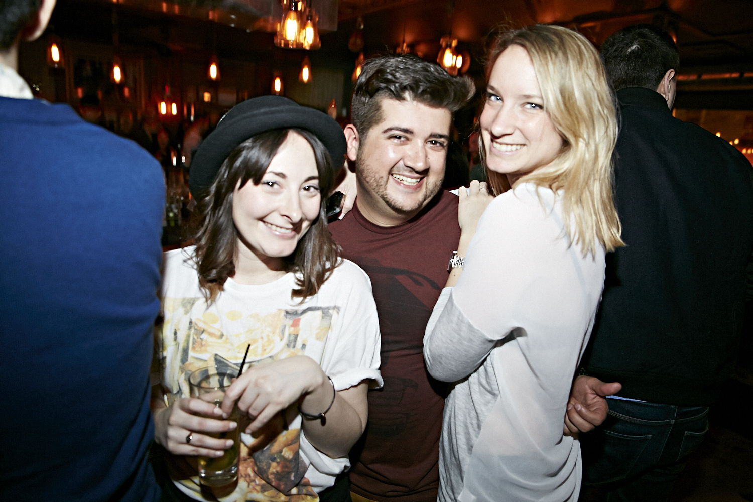 Bières, shooters et short-shorts au bar Le Saint-Édouard pour une soirée bien mystérieuse...
