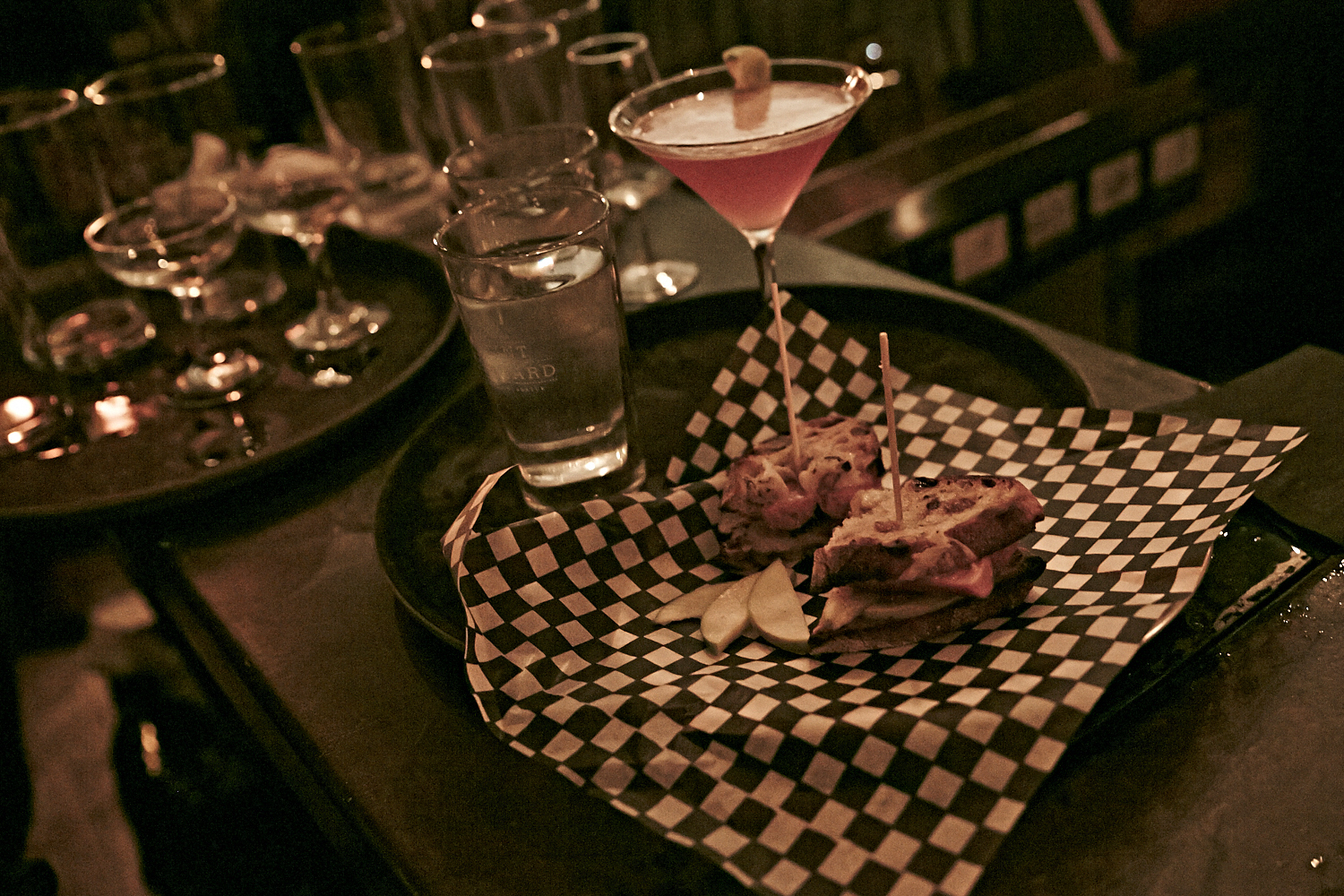 Bières, shooters et short-shorts au bar Le Saint-Édouard pour une soirée bien mystérieuse...