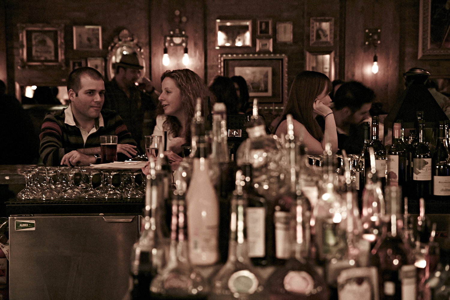 Bières, shooters et short-shorts au bar Le Saint-Édouard pour une soirée bien mystérieuse...