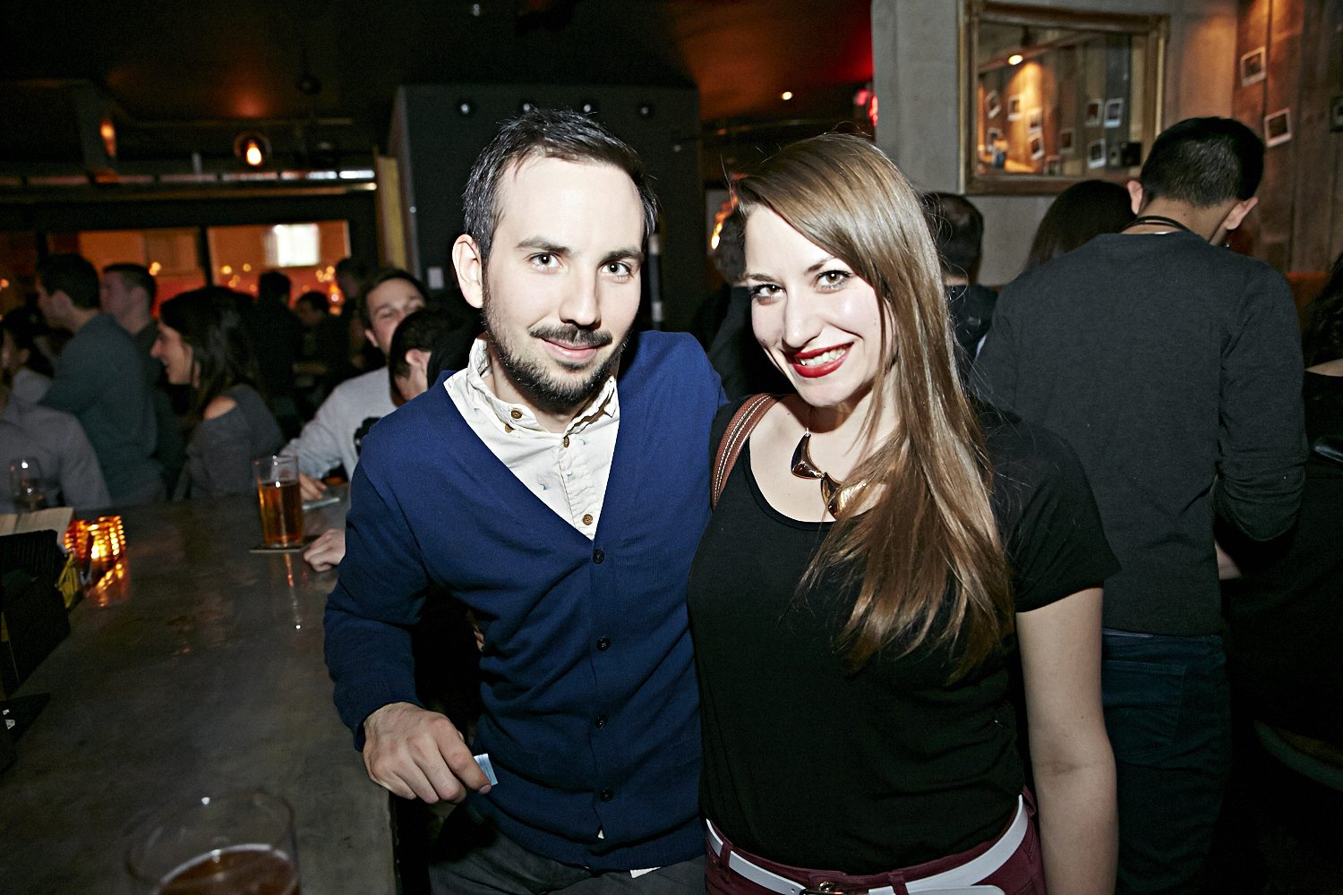 Bières, shooters et short-shorts au bar Le Saint-Édouard pour une soirée bien mystérieuse...