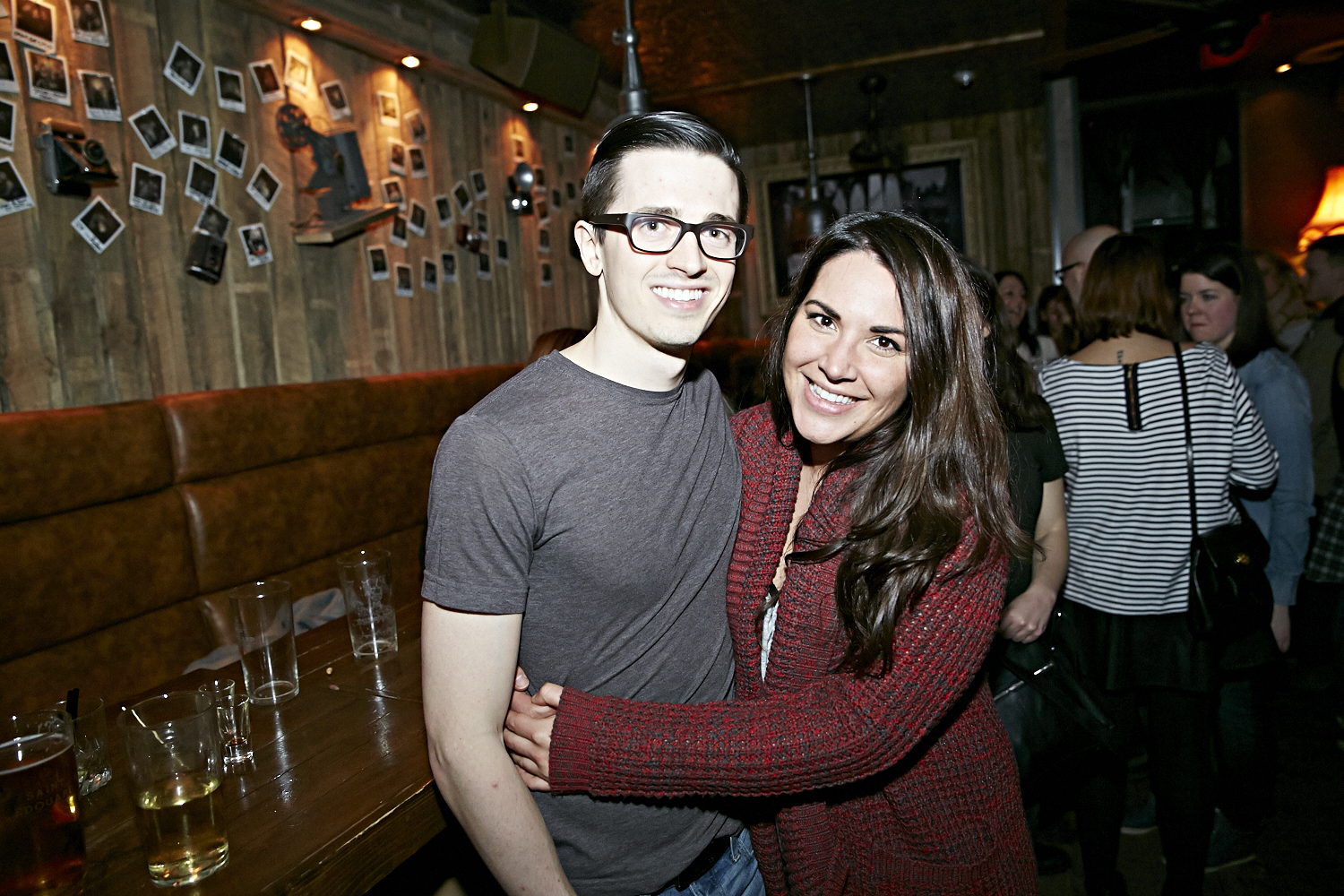 Bières, shooters et short-shorts au bar Le Saint-Édouard pour une soirée bien mystérieuse...