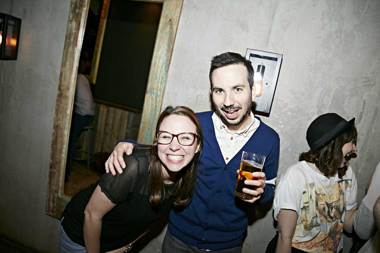 Bières, shooters et short-shorts au bar Le Saint-Édouard pour une soirée bien mystérieuse...