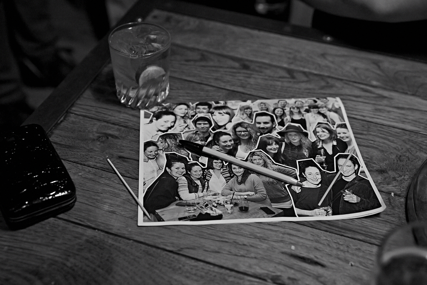 Bières, shooters et short-shorts au bar Le Saint-Édouard pour une soirée bien mystérieuse...