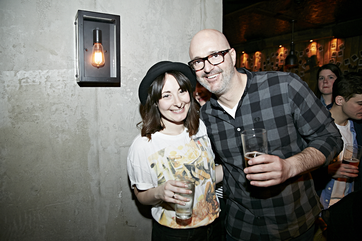 Bières, shooters et short-shorts au bar Le Saint-Édouard pour une soirée bien mystérieuse...