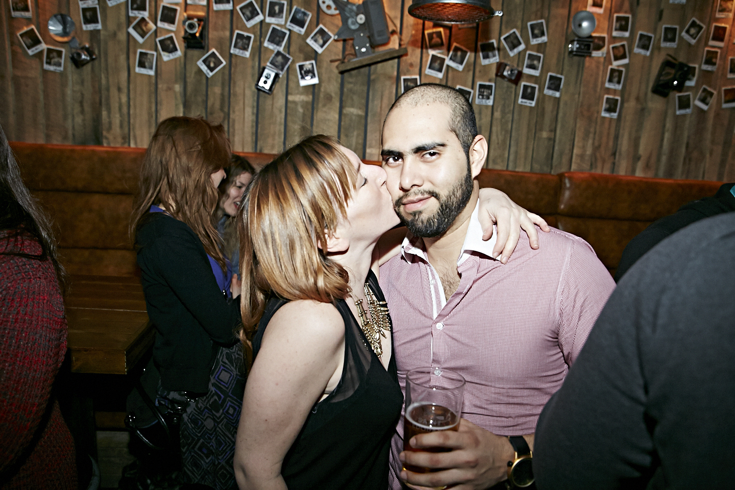 Bières, shooters et short-shorts au bar Le Saint-Édouard pour une soirée bien mystérieuse...